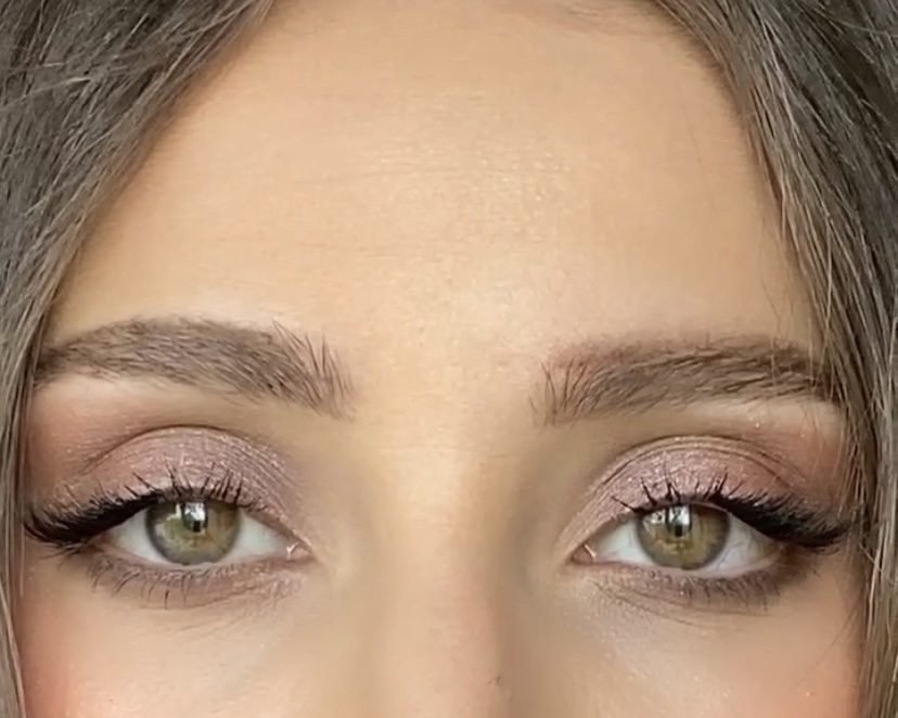 Close-up of Roshy magnetic lashes worn on both eyes