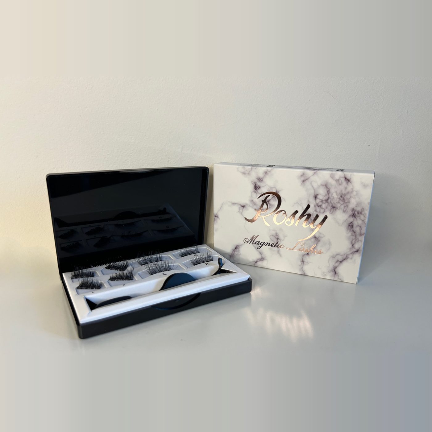 Roshy Magnetic Lashes kit with its box